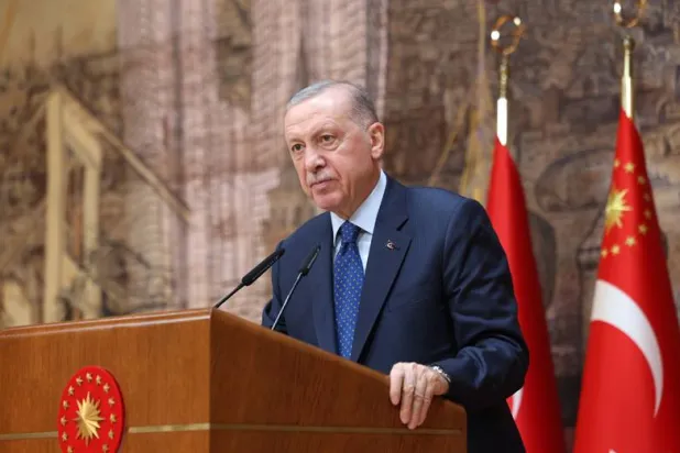 الرئيس التركي رجب طيب إردوغان متحدثاً خلال إفطار لأسر الشهداء والمحاربين القدامى في إسطنبول (الرئاسة التركية)