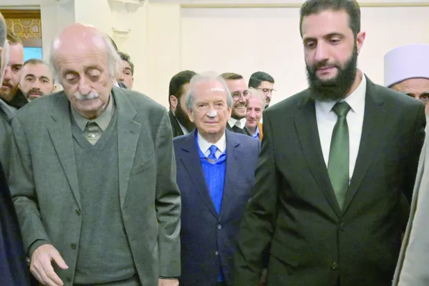 وليد جنبلاط خلال اللقاء مع الرئيس السوري أحمد الشرع في ديسمبر الماضي