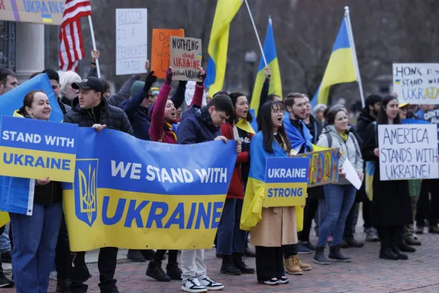 متظاهرون تجمعوا في بوسطن (ماساتشوستس) السبت دعماً للرئيس الأوكراني زيلينسكي بعد مغادرته الأبيض في أعقاب المشادة الكلامية مع الرئيس ترمب (إ.ب.أ)