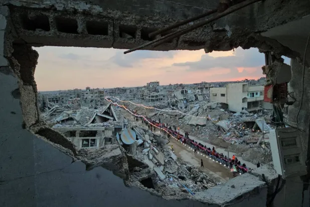 لقطة لمائدة إفطار رمضانية في رفح بجنوب قطاع غزة (الشرق الأوسط)