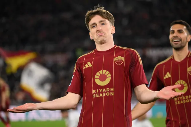 أليكسيس سالميكرز لاعب روما يحتفل بهدفه في مرمى كومو (د.ب.أ)