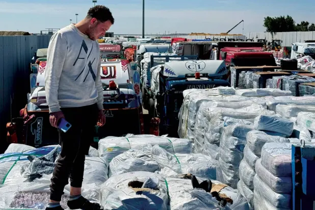 İsrail'in Gazze'ye yardım girişini askıya almasının ardından dün tırlar Refah kapısının Mısır tarafına park edildi (AFP)