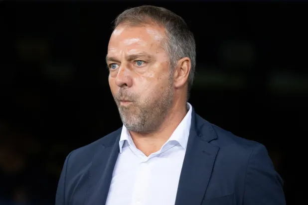 هانزي فليك مدرب برشلونة سعيد بأداء فريقه (د.ب.أ) 