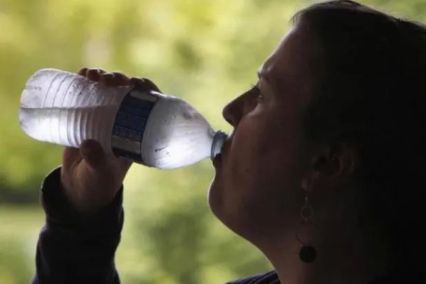 مفتاح ترطيب الجسم خلال أشهر الصيف الحارة شرب كثير من الماء (رويترز)