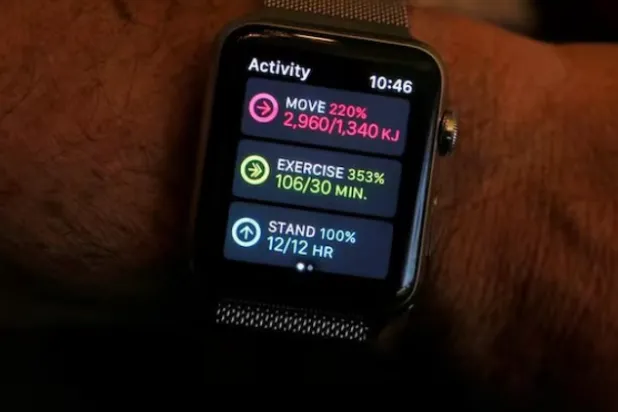 تُعد تطبيقات اللياقة البدنية من الطرق الشائعة للمساعدة في اتباع نمط حياة صحي (رويترز)