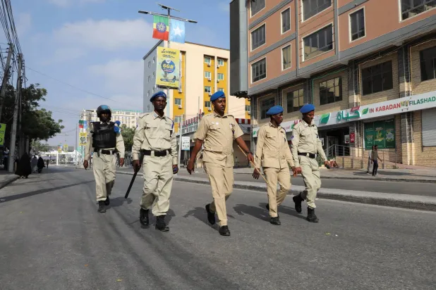 ضباط الشرطة الصومالية يقومون بدوريات على طريق مكة المكرمة قبل زيارة رئيس الوزراء الإثيوبي آبي أحمد لإجراء محادثات مع الرئيس الصومالي حسن شيخ محمود، في مقديشو 27 فبراير 2025 (رويترز)
