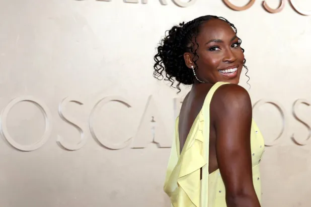 ارتدت المصنفة الثالثة عالمياً ثوباً أصفر طويلاً مرصعاً بمجوهرات (رويترز)