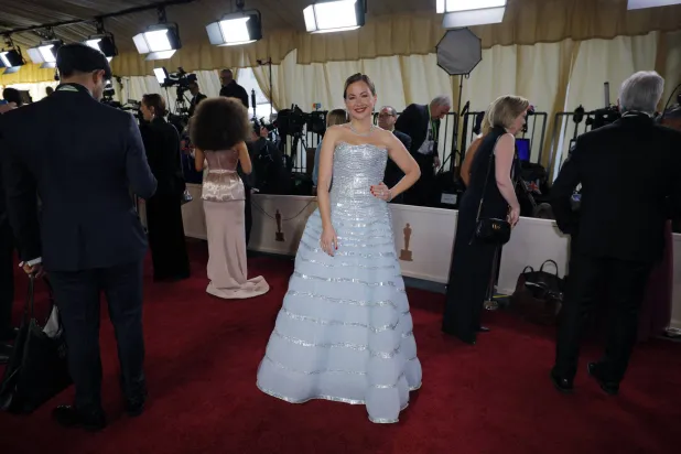 الإعلامية ريا أبي راشد متألقة مع مجوهرات من دار «كارتييه»... (رويترز)