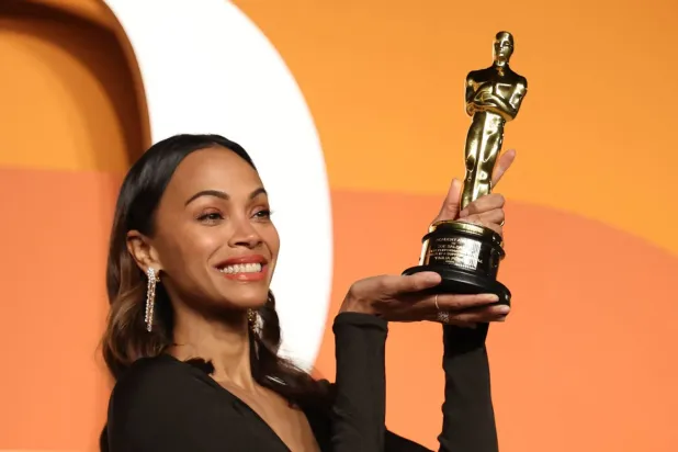‘Emilia Perez’ filmindeki rolüyle En İyi Yardımcı Kadın Oyuncu ödülünü kazanan ABD'li aktris Zoe Saldana (AFP)