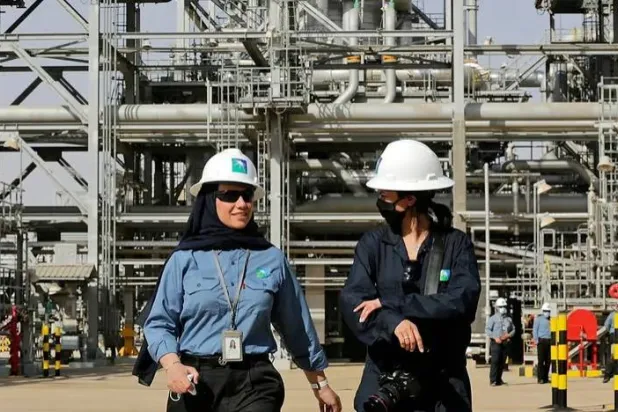 مهندستان في أحد المشروعات التابعة لشركة «أرامكو» السعودية (أ.ب)