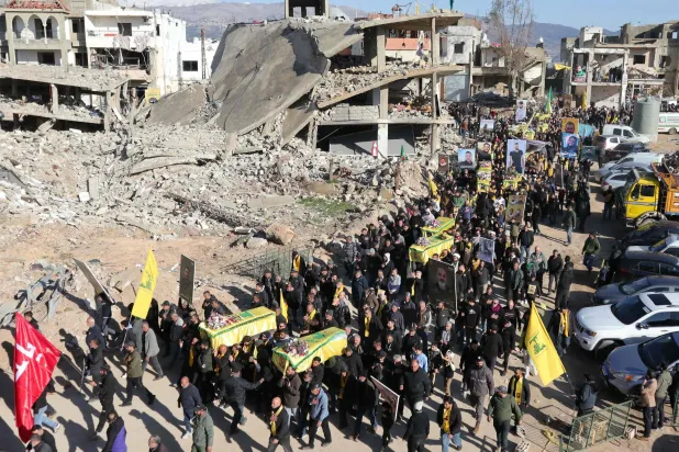 تشييع 14 عنصراً في «حزب الله» الأسبوع الماضي في بلدة الخيام التي باتت مدمرة نتيجة الحرب الإسرائيلية (أ.ف.ب)
