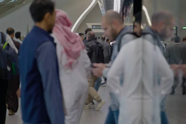 «الشرق الأوسط» ترصد حركة المتنقلين في المترو (تصوير: تركي العقيلي)