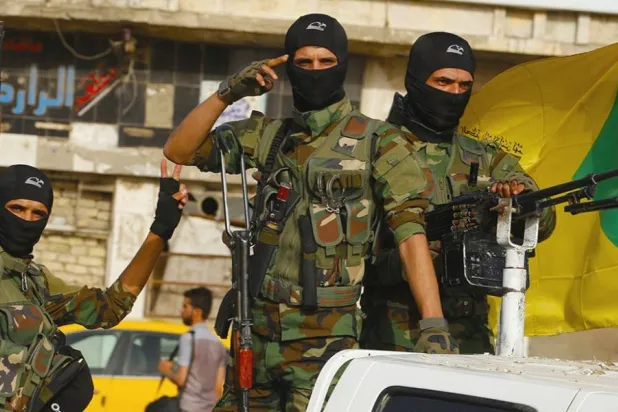 أعضاء «كتائب حزب الله» العراقية خلال استعراض عسكري (إكس)