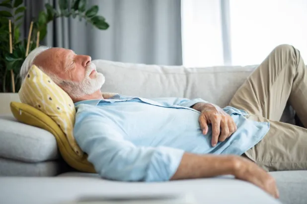 كبار السن الذين يأخذون قيلولة مفرطة في النهار دون سبب واضح قد يعانون مشاكل صحية كامنة كانقطاع النفس النومي أو علامات مبكرة على التدهور المعرفي (متداولة)