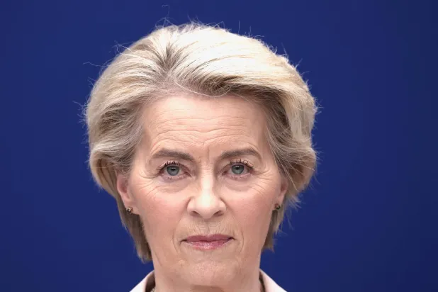 رئيسة المفوضية الأوروبية أورسولا فون دير لاين بعد اجتماع مع ممثلي صناعة السيارات الأوروبية بمقر المفوضية الأوروبية في بروكسل الاثنين (رويترز)