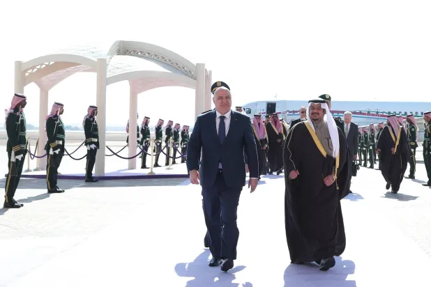 نائب أمير الرياض مستقبلاً عون لحظة وصوله إلى السعودية (الرئاسة اللبنانية)