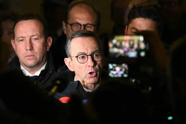 وزير الداخلية الفرنسي برونو ريتايو متحدثاً من موقع حادثة الطعن بمدينة مولوز (أ.ف.ب)