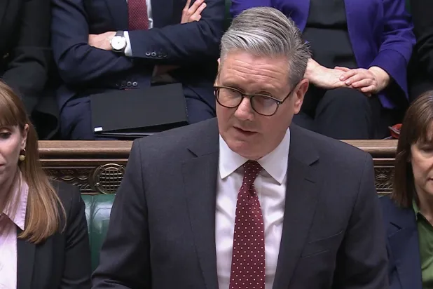 صورة ملتقطة في 3 مارس 2025 تظهر رئيس الوزراء البريطاني كير ستارمر يقدم تحديثاً للبرلمان عن المناقشات مع الزعماء الأوروبيين بشأن أوكرانيا (أ.ف.ب)