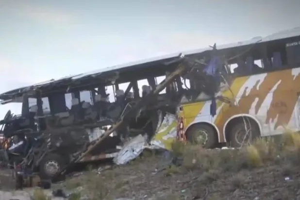 موقع حادث تصادم الحافلتَيْن في بوليفيا يوم السبت (إ.ب.أ)
