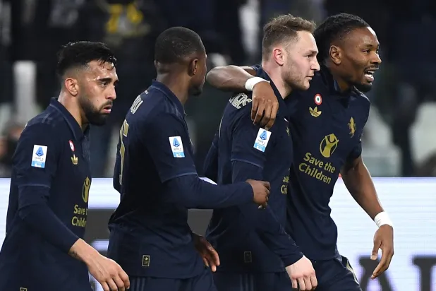 لاعبو يوفنتوس يحتفلون بالفوز العصيب على فيرونا (رويترز)