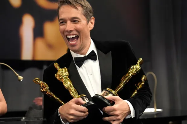 شون بيكر يحمل أربع جوائز أوسكار نالها شخصيا عن فيلمه "أنورا" (أ.ب)