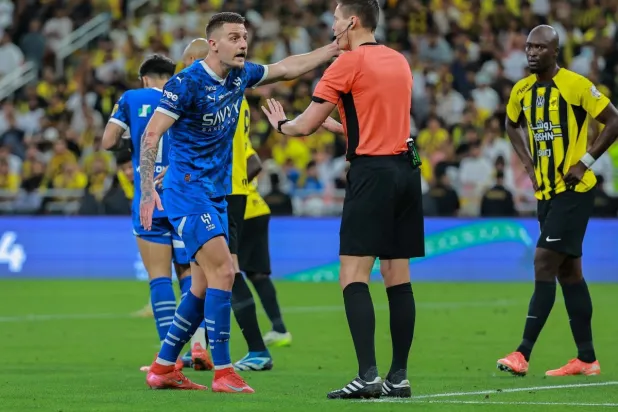 سافيتش غاضب فيما الحكم الألماني سايبيرت يحاول تهدئته (محمد المانع)