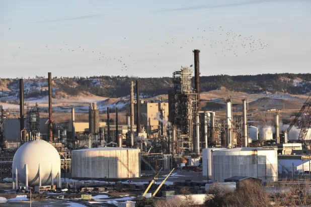 مصفاة بار مونتانا الواقعة على طول نهر يلوستون والتي تعالج النفط الخام من غرب كندا (أ.ب)