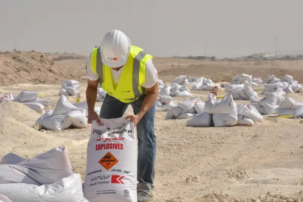 موظف من الشركة «الكيميائية» يحمل أحد منتجاتها (الموقع الإلكتروني)