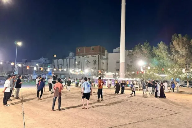  People engage in activities during Ramadan celebrations in Makkah. (Asharq Al-Awsat) 