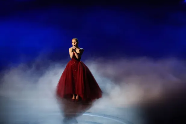 أدت أريانا غراندي أغنية جودي غارلاند في فيلم «ساحر أوز» بشكل مؤثر (رويترز)