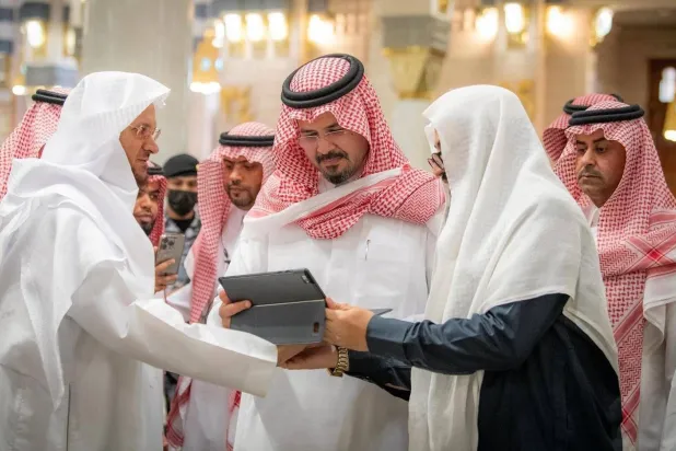 أمير منطقة المدينة المنورة يطلع على سير الحلقات الحضورية والافتراضية التي تقدم خدماتها لأكثر من 160 جنسية (واس)