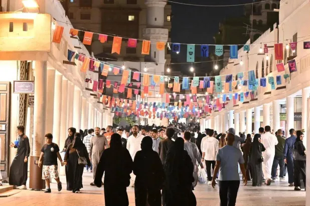 رمضان يشهد تدفق كثير من الزوار والمعتمرين على المنطقة التاريخية في جدة (واس)