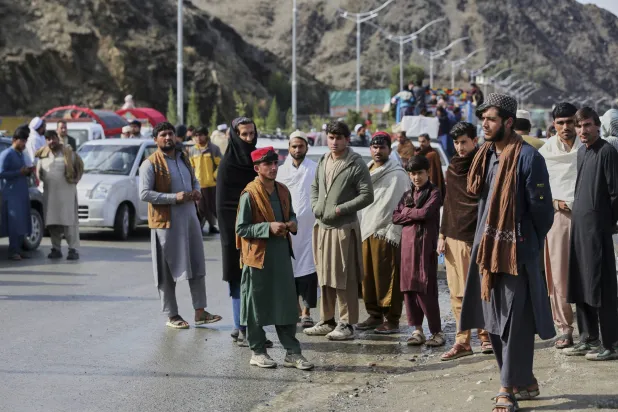 أفغان ينتظرون عبور معبر تورخام المغلق مع باكستان، حيث تبادلت القوات الباكستانية والأفغانية إطلاق النار بين عشية وضحاها في تورخام بأفغانستان يوم الاثنين 3 مارس آذار 2025 (أ.ب)