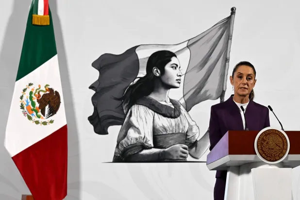 الرئيسة المكسيكية كلوديا شينباوم تعلن أن بلادها سترد على الرسوم الجمركية خلال حديثها في القصر الوطني بمكسيكو سيتي (أ.ف.ب)