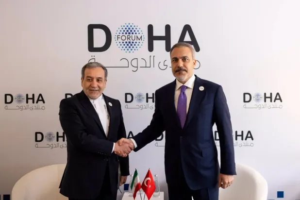 Dışişleri Bakanı Hakan Fidan ve İran Dışişleri Bakanı Abbas Arakçi geçtiğimiz aralık ayında Katar'da düzenlenen Doha Forumu’nda bir araya geldi. (Dışişleri Bakanlığı)