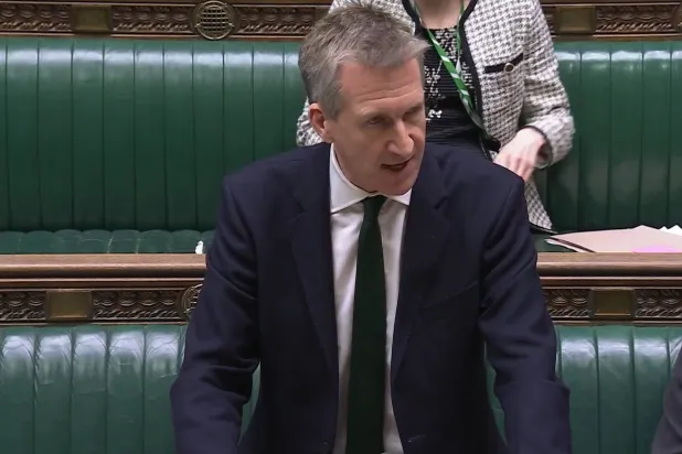 صورة من فيديو يظهر وزير الأمن البريطاني دان جارفيس في أثناء الإداء بشهادة حول إيران الثلاثاء (البرلمان البريطاني)