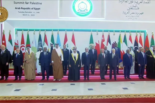 صورة جماعية للقادة والرؤساء وروؤساء الوفود المشاركين في اجتماع القمة العربية الطارئة بالقاهرة (الرئاسة المصرية)