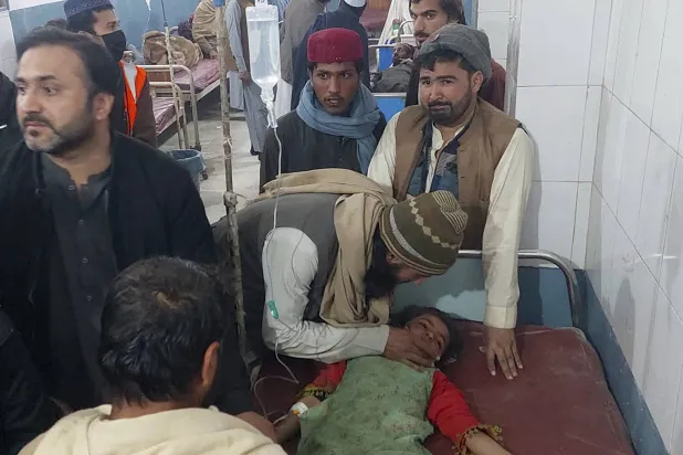 أفراد الأسرة يقفون حول فتاة أثناء تلقيها العلاج في مستشفى في بانو بعد انفجار في شمال غربي باكستان 4 مارس 2025 (أ.ب)