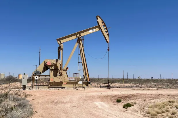 رافعة مضخة نفط في أرتيسيا بنيومكسيكو جنوب الولايات المتحدة (رويترز)