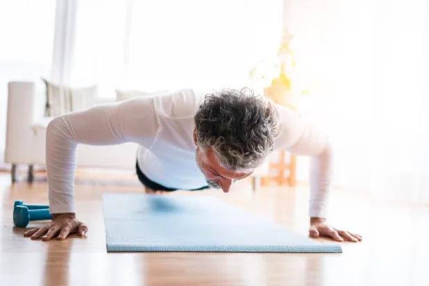 تمرين الضغط يمكن أن يساعد كبار السن في التصدي للأرق (رويترز)
