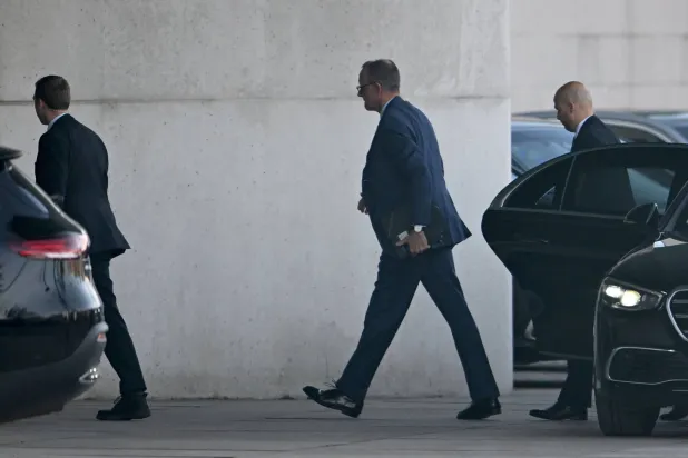 فريدريش ميرتس زعيم «حزب الاتحاد الديمقراطي المسيحي المحافظ» في ألمانيا يصل إلى اجتماع في المستشارية ببرلين (أ.ف.ب)