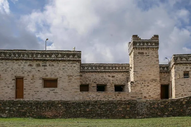 المسجد مبني بالحجر ويعلو سطحه منارة وفيه تفاصيل معمارية فريدة (واس)