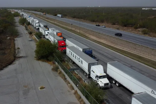 شاحنات في طابور طويل لفحص الجمارك في «نويفو لاريدو» المكسيكية للعبور إلى أميركا بعد دخول رسوم ترمب الجمركية حيز التنفيذ 4 مارس 2025 (رويترز)