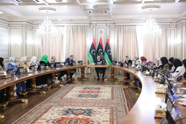 الدبيبة وبعض أعضاء حكومته في طرابلس خلال اجتماع مع أعضاء المجالس البلدية للمنطقة الجنوبية (الوحدة)