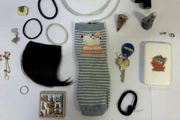 متعلقات النساء التي وُجدت بحوزة زو (سكاي نيوز)