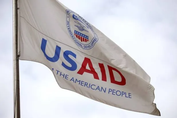 علم «الوكالة الأميركية للتنمية الدولية» (أ.ف.ب)