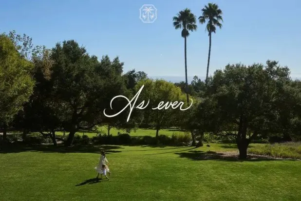 ميغان ماركل مع ابنتها ليليبيت والشعار المثير للجدل في الخلفية (موقع أز إيفير)