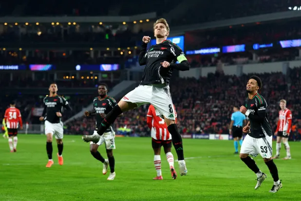 اوديغارد قائد أرسنال يحتفل مع زملائه بالتسجيل في مرمى أيندهوفن (رويترز)