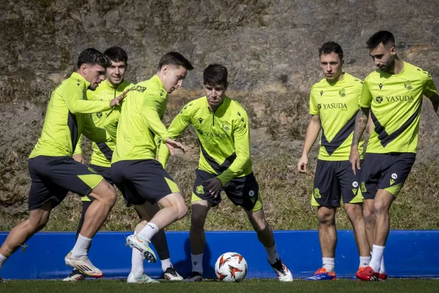 لاعبو سوسيداد خلال التدريب قبل الإختبار الصعب أمام يونايتد (ا ب ا)