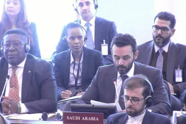 الأمير جلوي بن تركي يتحدث خلال أعمال المجلس التنفيذي في لاهاي (سفارة السعودية لدى هولندا)